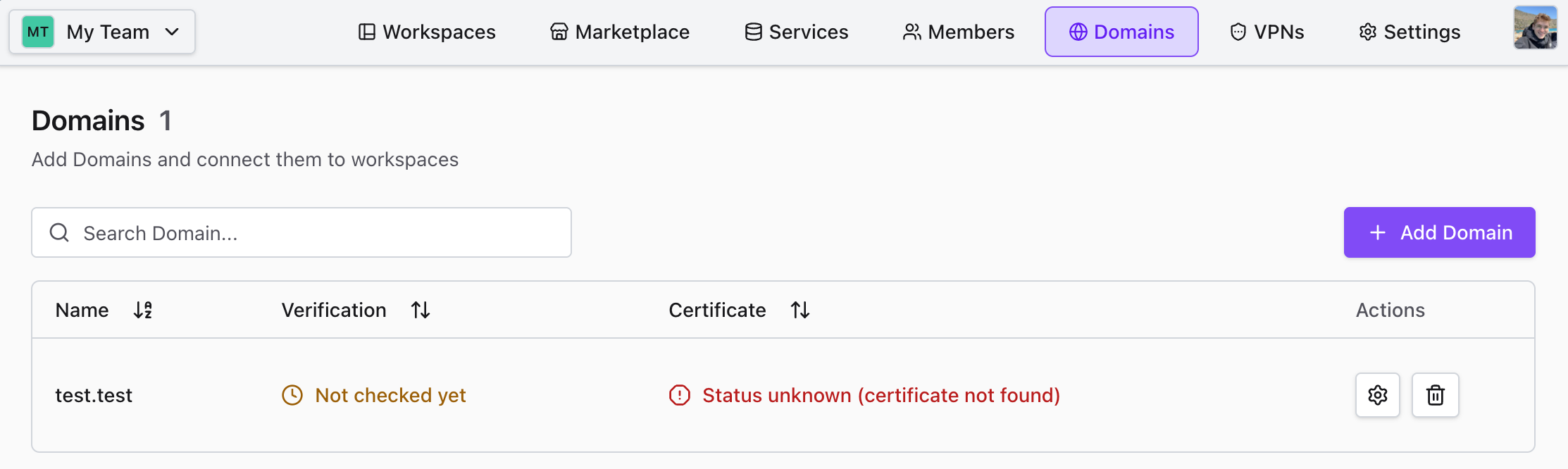 Übersichtsseite für eigene Domains mit einer Liste verbundener Domains und deren Verifizierungsstatus.